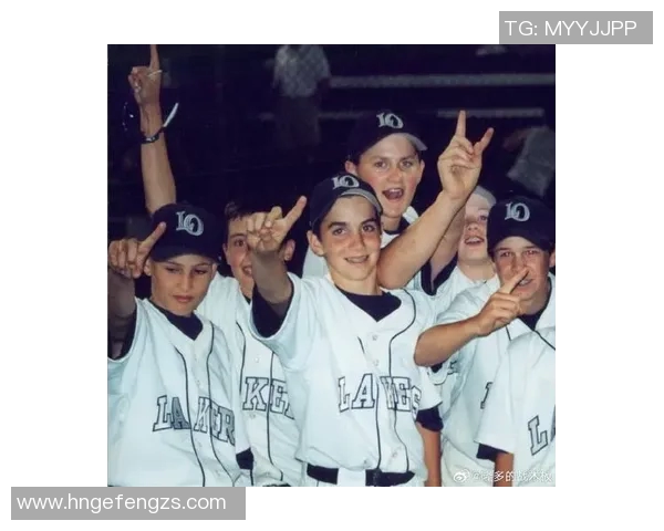 克莱足球明星合影精彩瞬间回顾与背后的故事分享 克莱足球明星合影精彩瞬间回顾与背后的故事分享